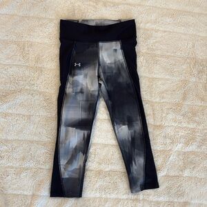 Under armour youth small athletic leggings in black and grey size